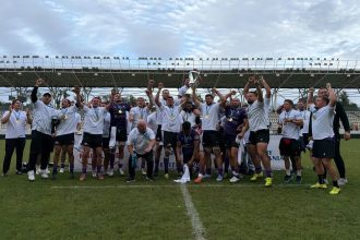 Jucătorii echipei SCM USV Timișoara sărbătorind cucerirea celui de-al 8-lea titlu național de rugby după o finală dramatică cu CS Dinamo