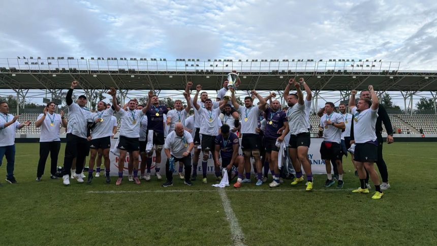 Jucătorii echipei SCM USV Timișoara sărbătorind cucerirea celui de-al 8-lea titlu național de rugby după o finală dramatică cu CS Dinamo