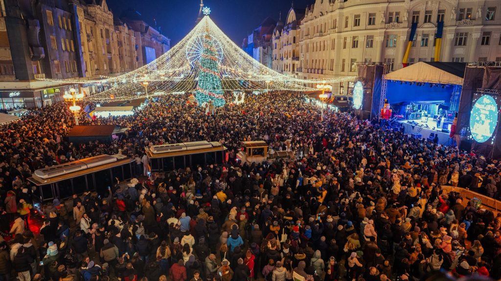 Căsuțe festive și luminițe pregătite pentru Târgul de Crăciun din Timișoara în inima orașului