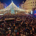 Căsuțe festive și luminițe pregătite pentru Târgul de Crăciun din Timișoara în inima orașului