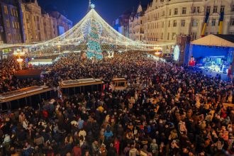 Căsuțe festive și luminițe pregătite pentru Târgul de Crăciun din Timișoara în inima orașului