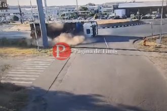 Camion răsturnat într-un sens giratoriu din Ghiroda, lângă Timișoara