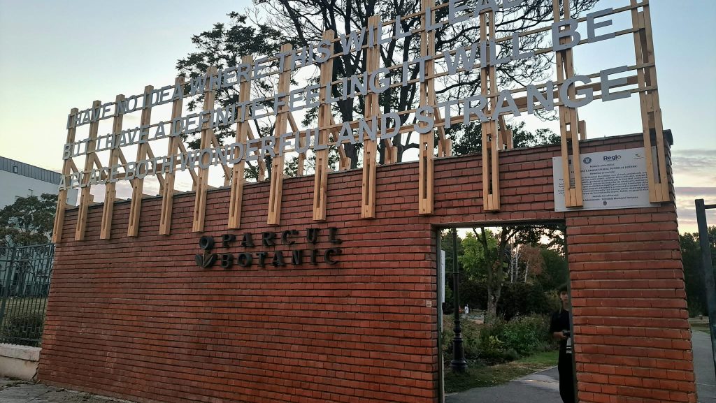Intrarea în Parcul Botanic din Timișoara, curățată de graffiti