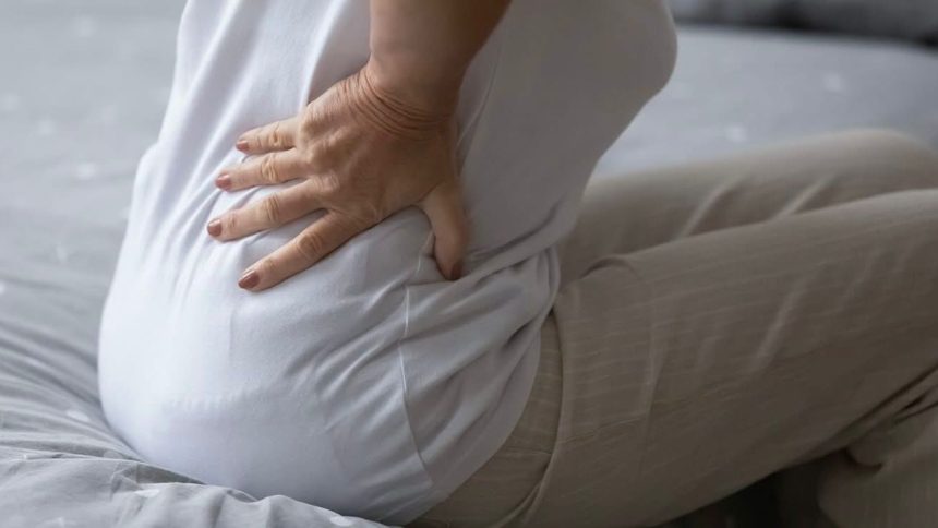 Redoarea matinală: Când devin periculoase articulațiile înțepenite dimineața