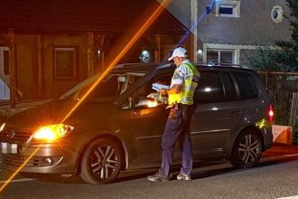 Scandal violent într-o mașină din Hunedoara: Soți cercetați de poliție