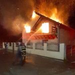 Casă mistuită de flăcări la Arad: O minoră s-a intoxicat cu fum