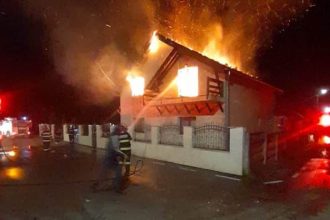 Casă mistuită de flăcări la Arad: O minoră s-a intoxicat cu fum