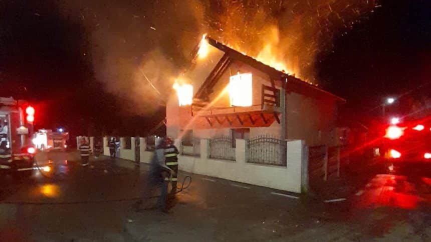 Casă mistuită de flăcări la Arad: O minoră s-a intoxicat cu fum