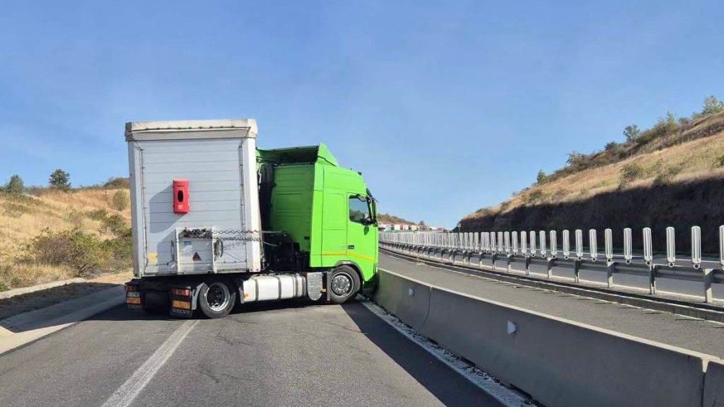 TIR izbit de parapet pe autostrada A6: Trafic blocat spre Lugoj