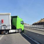 TIR izbit de parapet pe autostrada A6: Trafic blocat spre Lugoj