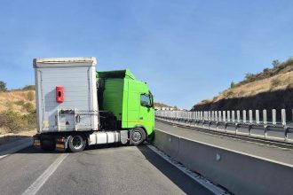 TIR izbit de parapet pe autostrada A6: Trafic blocat spre Lugoj