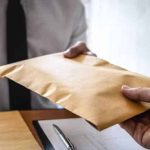 Funcționar din Timiș, acuzat de luare de mită pentru eliberare de buletine