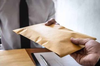 Funcționar din Timiș, acuzat de luare de mită pentru eliberare de buletine