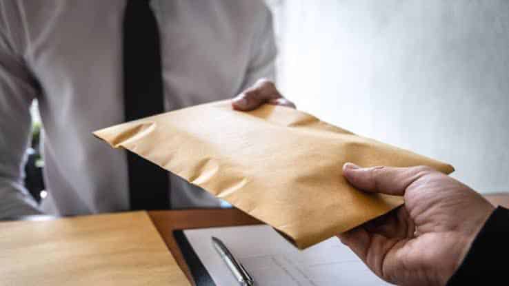 Funcționar din Timiș, acuzat de luare de mită pentru eliberare de buletine