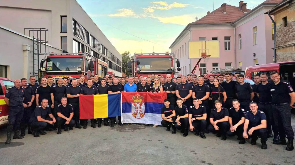 Pompierii din Timiș revin din Serbia după misiunea la incendiile care au adus fum peste județ