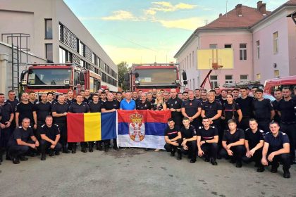 Pompierii din Timiș revin din Serbia după misiunea la incendiile care au adus fum peste județ