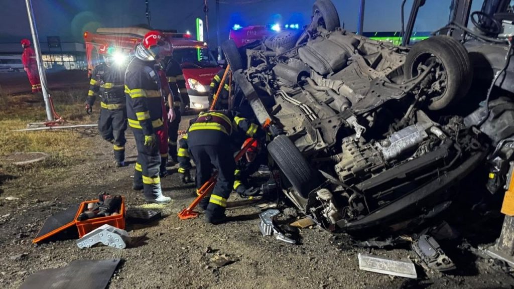 Pompierii extrag un bărbat din mașina răsturnată în urma accidentului din Ghiroda