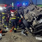 Pompierii extrag un bărbat din mașina răsturnată în urma accidentului din Ghiroda