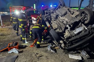 Pompierii extrag un bărbat din mașina răsturnată în urma accidentului din Ghiroda