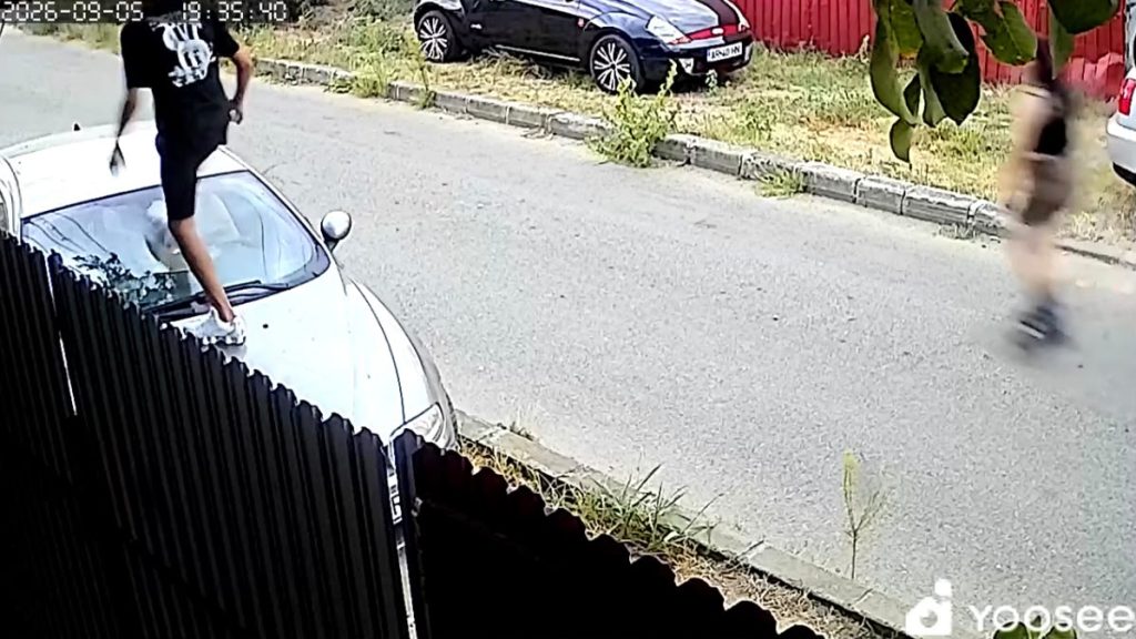 Copil de 12 ani surprins când ar fi spart parbrizul mașinii unei femei din Arad