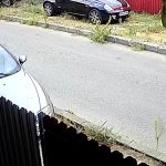 Copil de 12 ani surprins când ar fi spart parbrizul mașinii unei femei din Arad