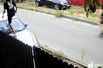 Copil de 12 ani surprins când ar fi spart parbrizul mașinii unei femei din Arad