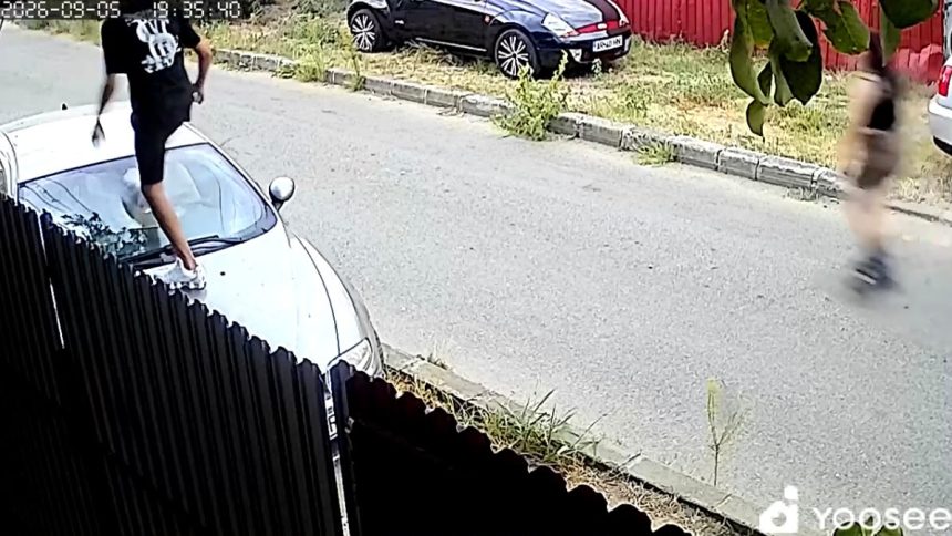 Copil de 12 ani surprins când ar fi spart parbrizul mașinii unei femei din Arad