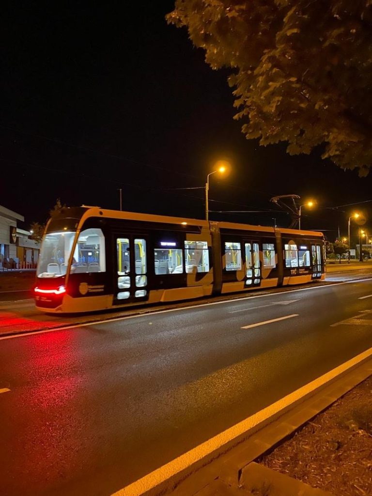 Teste de noapte pentru noul tramvai scurt Bozankaya din Timișoara