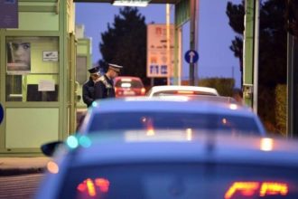 Transportatorii sârbi blochează frontierele Jimbolia și Stamora-Moravița