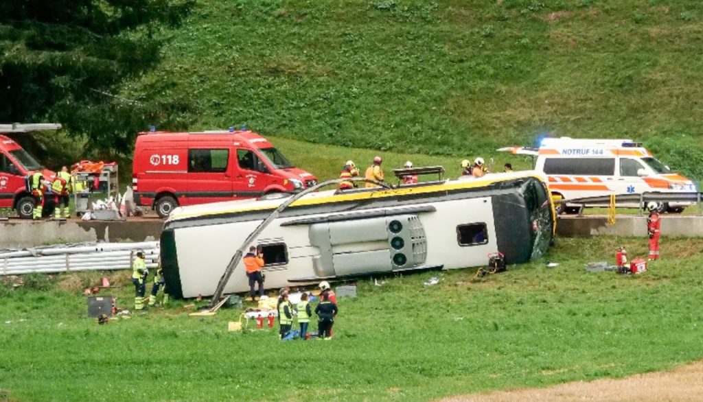 Tragedie în Elveția: Autocar cu 48 de turiști răsturnat în Alpi