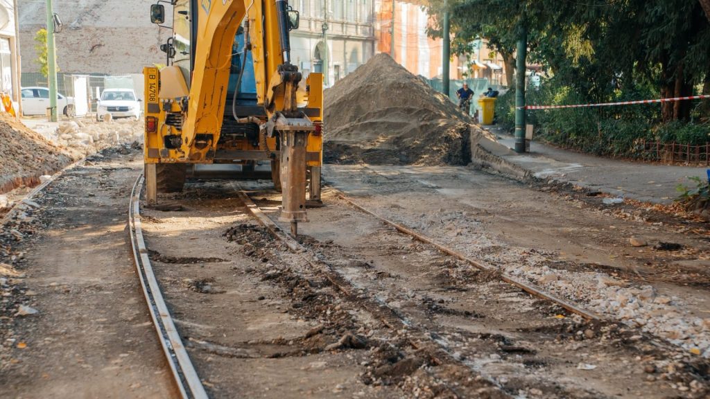Șantier extins în cartierul Traian: Se reconstruiește linia de tramvai