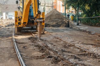 Șantier extins în cartierul Traian: Se reconstruiește linia de tramvai