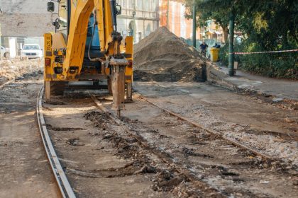 Șantier extins în cartierul Traian: Se reconstruiește linia de tramvai
