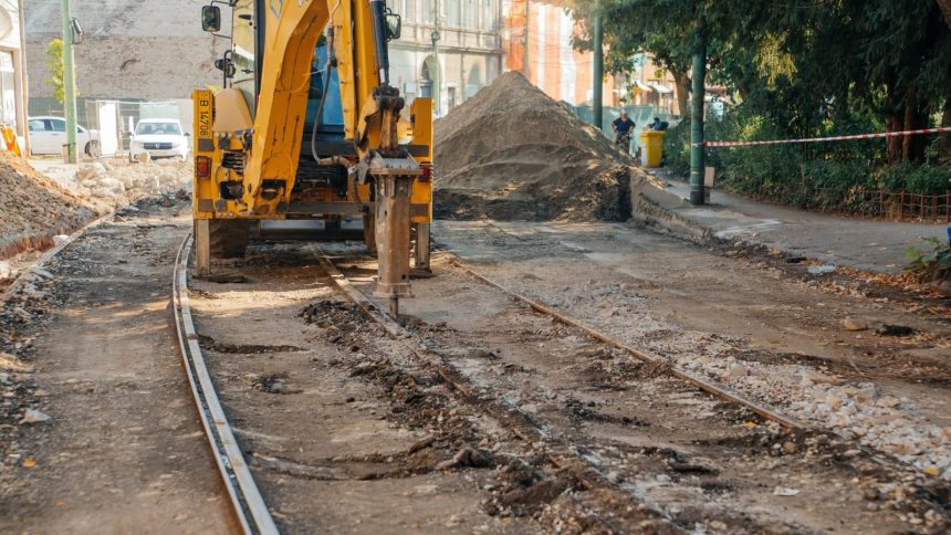 Șantier extins în cartierul Traian: Se reconstruiește linia de tramvai