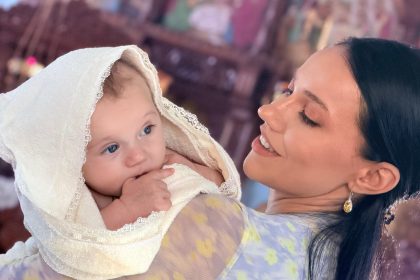 Emanuela Băluș alături de familie la creștinarea fiului său, Serafim, în Călan