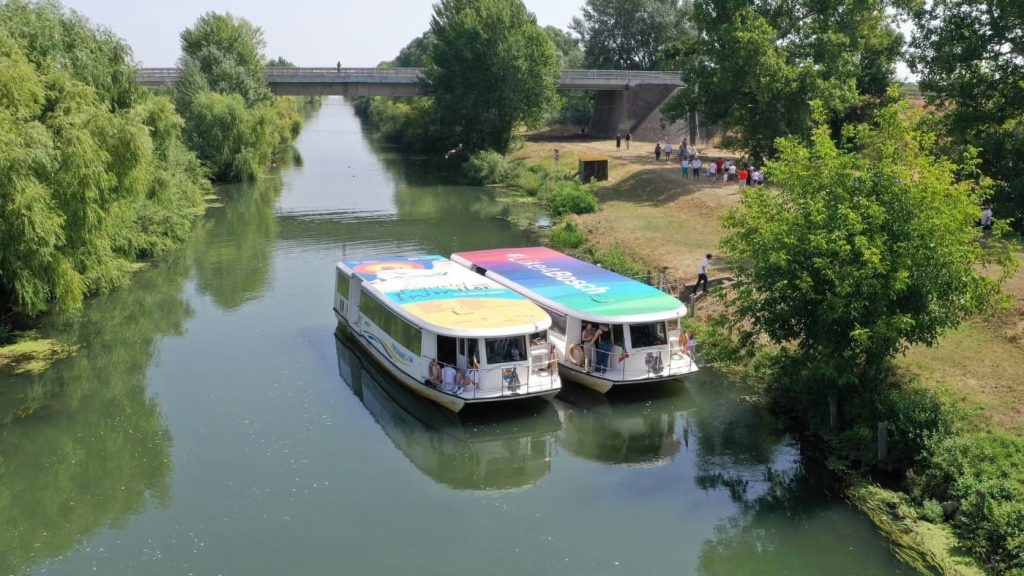 Excursie cu vaporașul pe Bega la Otelec pentru „Picnicul în pustă”