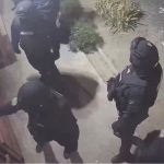 Mascații au descins la adresa greșită în Moldova Nouă în timpul unei percheziții