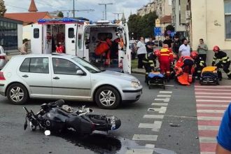 Impact între o mașină și o motocicletă pe strada Ștefan cel Mare