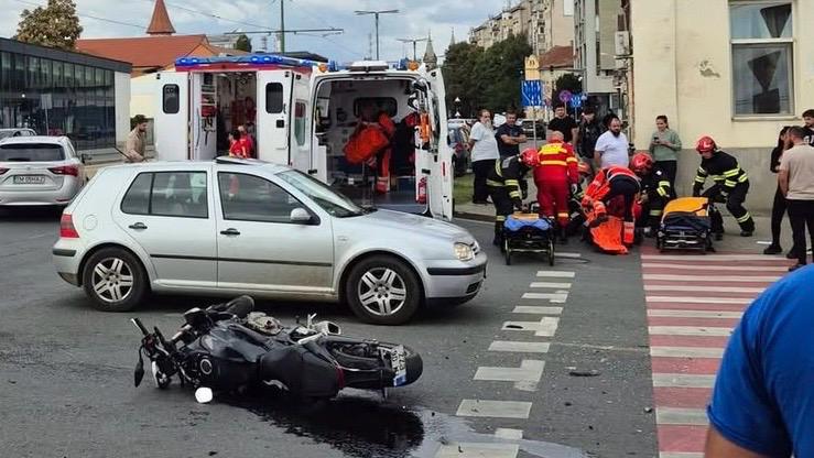 Impact între o mașină și o motocicletă pe strada Ștefan cel Mare
