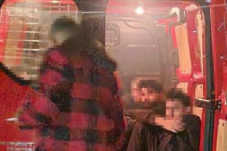 Șapte migranți din Irak și Maroc, prinși într-un microbuz la Nădlac