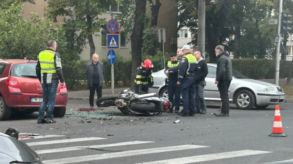 Echipaje de intervenție și zona accidentului grav produs pe Calea Torontalului din Timișoara între un autoturism și două motociclete
