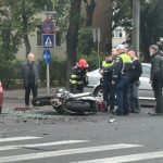 Echipaje de intervenție și zona accidentului grav produs pe Calea Torontalului din Timișoara între un autoturism și două motociclete