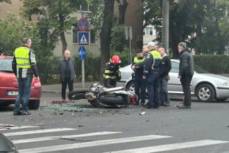 Echipaje de intervenție și zona accidentului grav produs pe Calea Torontalului din Timișoara între un autoturism și două motociclete