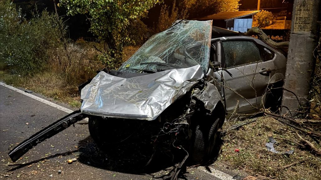 Locul accidentului grav de pe strada Maleia din Petroșani, unde o mașină a intrat într-un stâlp