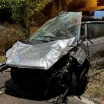 Locul accidentului grav de pe strada Maleia din Petroșani, unde o mașină a intrat într-un stâlp