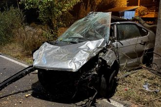 Locul accidentului grav de pe strada Maleia din Petroșani, unde o mașină a intrat într-un stâlp