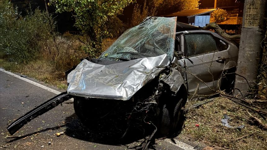 Locul accidentului grav de pe strada Maleia din Petroșani, unde o mașină a intrat într-un stâlp