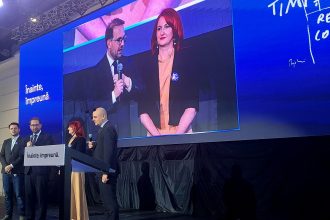 Dominic Fritz alături de echipa USR și susținători în cadrul evenimentului manifest „Revoluția continuă” de la Timișoara