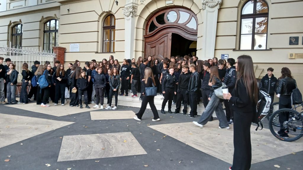 Protest al elevilor din Timiș împotriva uniformei obligatorii