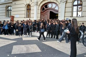 Protest al elevilor din Timiș împotriva uniformei obligatorii
